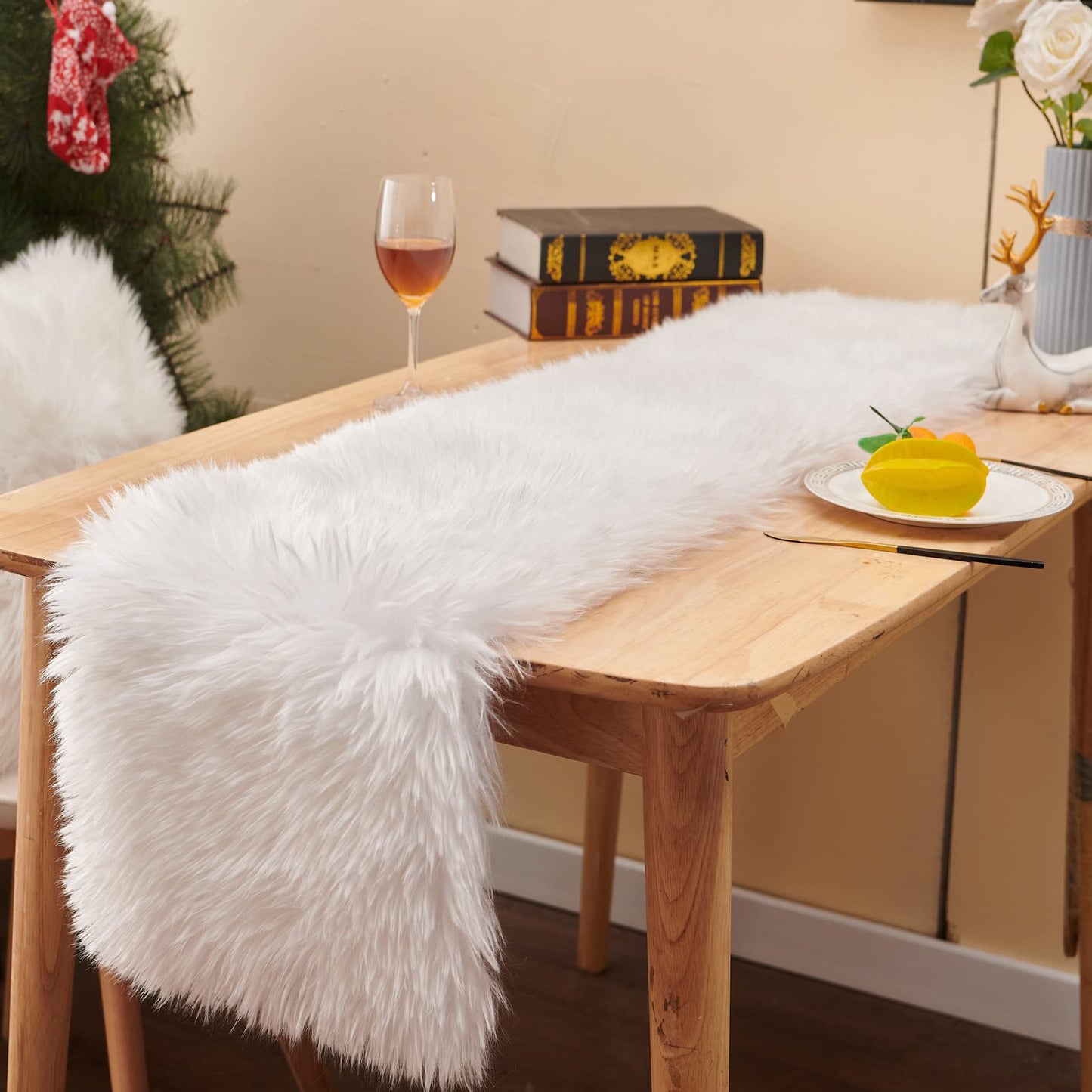Christmas Table Runner, Thanksgiving Modern Small White Fur Table Runner for Party Birthday Friendsgiving Wedding Dinning Table, Decorative Rug Luxury Faux Fur Runner for Table (11.8x59.1inch)