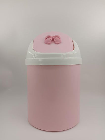 WQURC Mini Pink Desktop Trash Can with Swing Lid, Resin Bow Accent – 3.5L Compact Odor Control Small Waste Bin, Durable Plastic Tabletop Garbage Pail, Exclusive Only for Desktop Tiny Garbage Storage