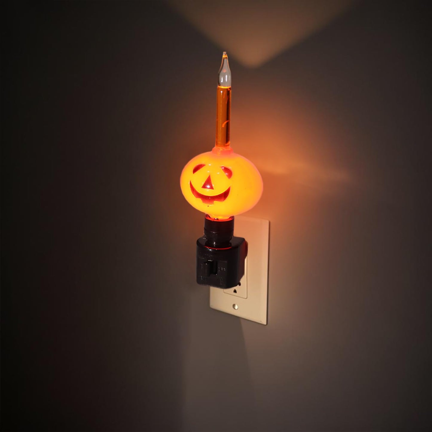 Lasumora Halloween Night Light, Bubble Night Light Plug in LED Pumpkin Jack O' Lantern, Halloween Decor Indoor for Party Gift with Swivel Plug, Bubbling Glitter Bulb, Orange Liquid