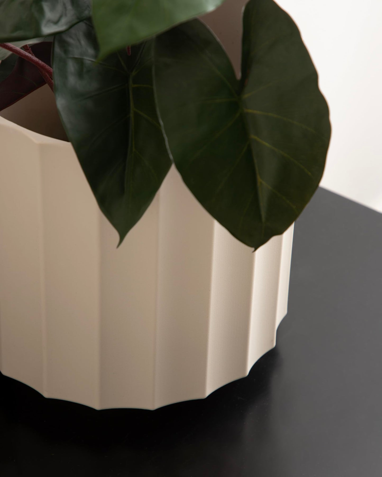 Kate and Laurel Jibbs Round Indoor Scalloped Planter Pot, 10 x 10 x 10, White, Modern Circular Planter for Indoor Plants for Living Room or Sunroom Decor