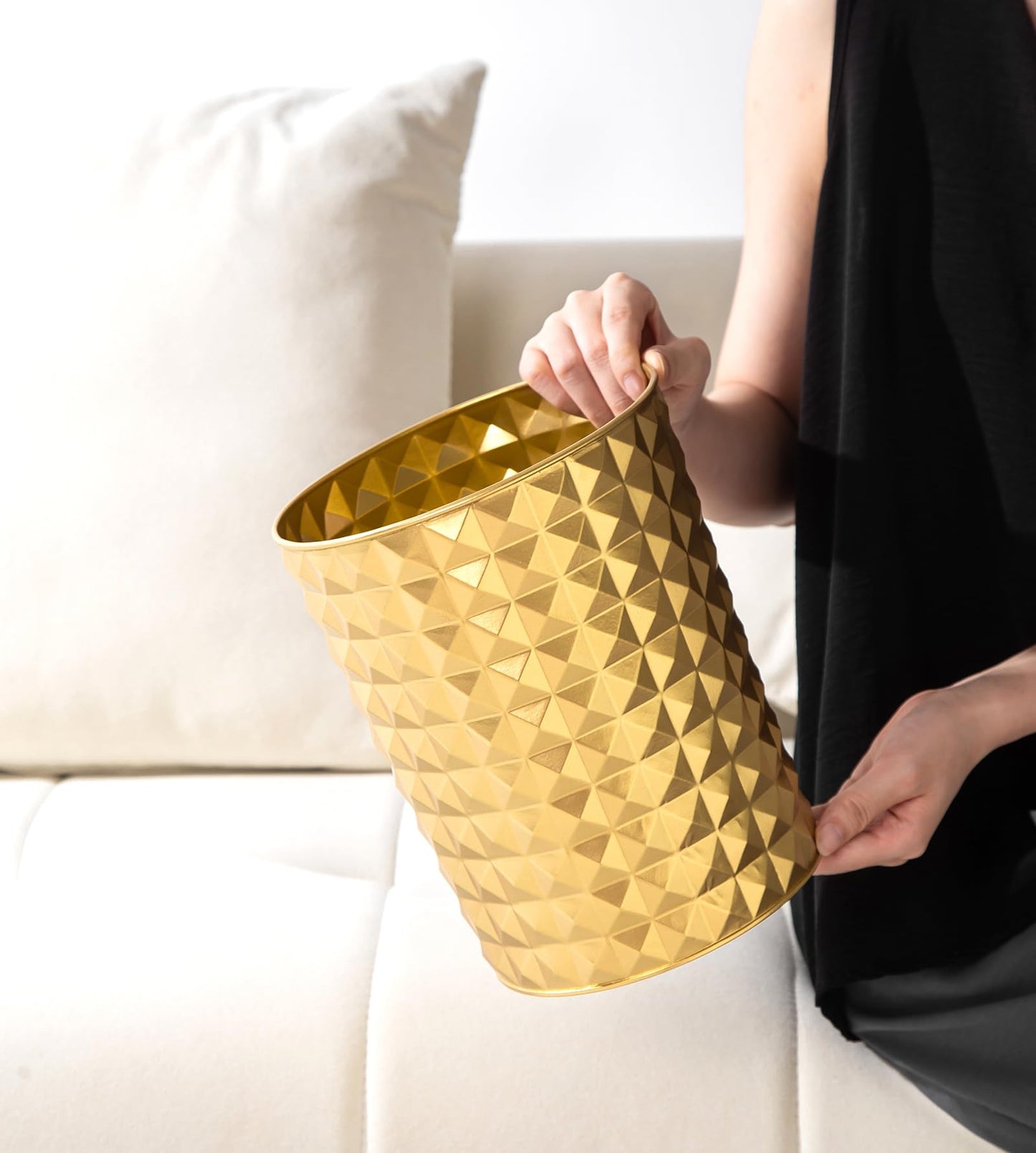 Venalys Small Round Metal Trash Can Wastebasket, Decorative Diamond Pattern Garbage Can Waste Paper Bin, Modern Farmhouse Round Trash Bin for Bathroom, Bedroom, Kitchen and Office (Gold)