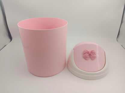 WQURC Mini Pink Desktop Trash Can with Swing Lid, Resin Bow Accent – 3.5L Compact Odor Control Small Waste Bin, Durable Plastic Tabletop Garbage Pail, Exclusive Only for Desktop Tiny Garbage Storage