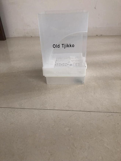 Old Tjikko No Mess Bird Feeder for Cage, Automatic Acrylic Seed Container with Large Hook, Install-Free Parrot Feeder for Budgerigar, Canary, Cockatiel, Parakeet, Finch
