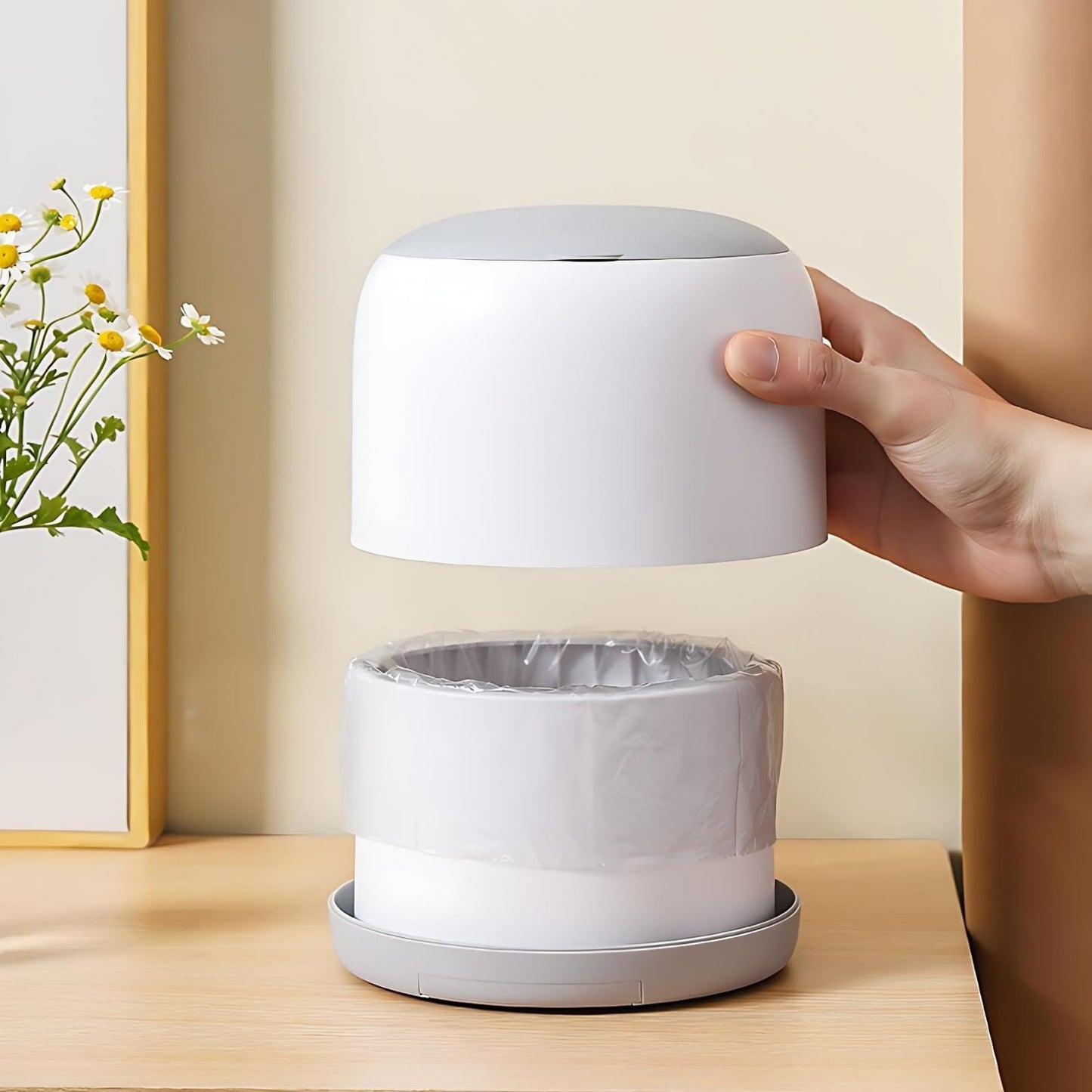AIWE7D Small Desk mini Trash can Desktop Tiny Garbage can Office Waste Basket with lid with Bracket Home Office Bedroom Living Room Kitchen Garbage Sundries, Includes 90 Trash Bags(Beige-White)