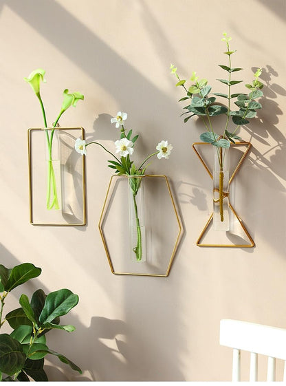 yaocoral 2 Pack Nordic Wall Vase Hanging Geometric Gold Flower Vase Wall Mount Metal Frame Vases Hydroponic Glass Bud Vase Decor for Home Wedding Farmhouse