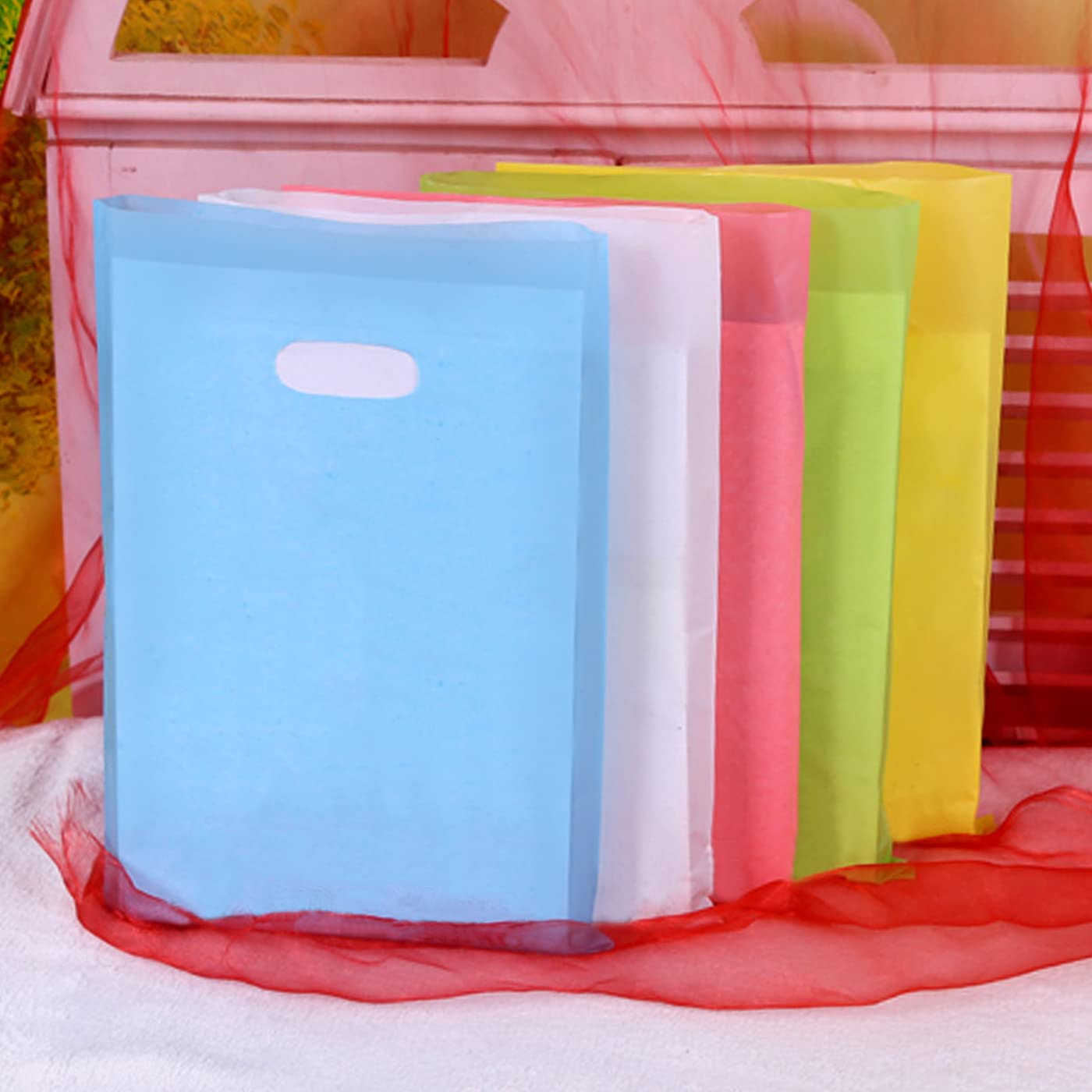 VieFantaisie Plastic Party Favor Small Gift Bags, 100 PCS 6" x 8" Goodie Bags for Kids, Candy Treat Pouches Bulk with Handle for Kids' Birthday Party, Thanksgiving, Christmas, Halloween, 10 Colors