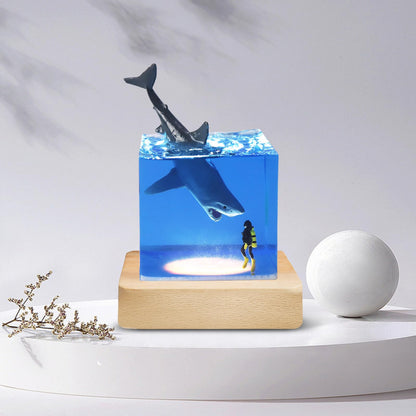 eletriace Shark Diver Night Light Table Lamp, Handmade Resin Shark Lamp, Novelty Night Light Cube Desktop Ornament, Suitable for Bedroom, Office Decoration, Creative Gift for Family and Friends
