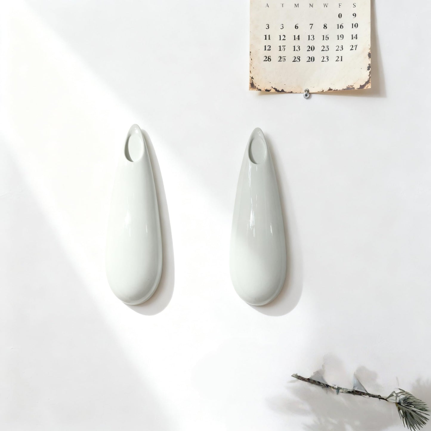 2 Pack White Ceramic Wall Vases,11.8 Inch Wall Hanging Plant Holder,Cubicle Modern Decor Plant Holder Vase for Indoor Plants, Hanging Propagation Flower Pots for Air Vases