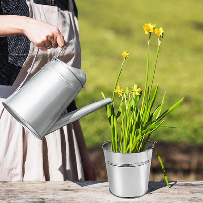 ZEDEV Set of 6 Pcs Galvanized Metal Buckets with Chalkboard Stickers and 5.5" Mini Plastic Kitchen Scoops,5 Inch Tin Buckets, Small Galvanized Pail for Backyard Decoration,Garden Planters.