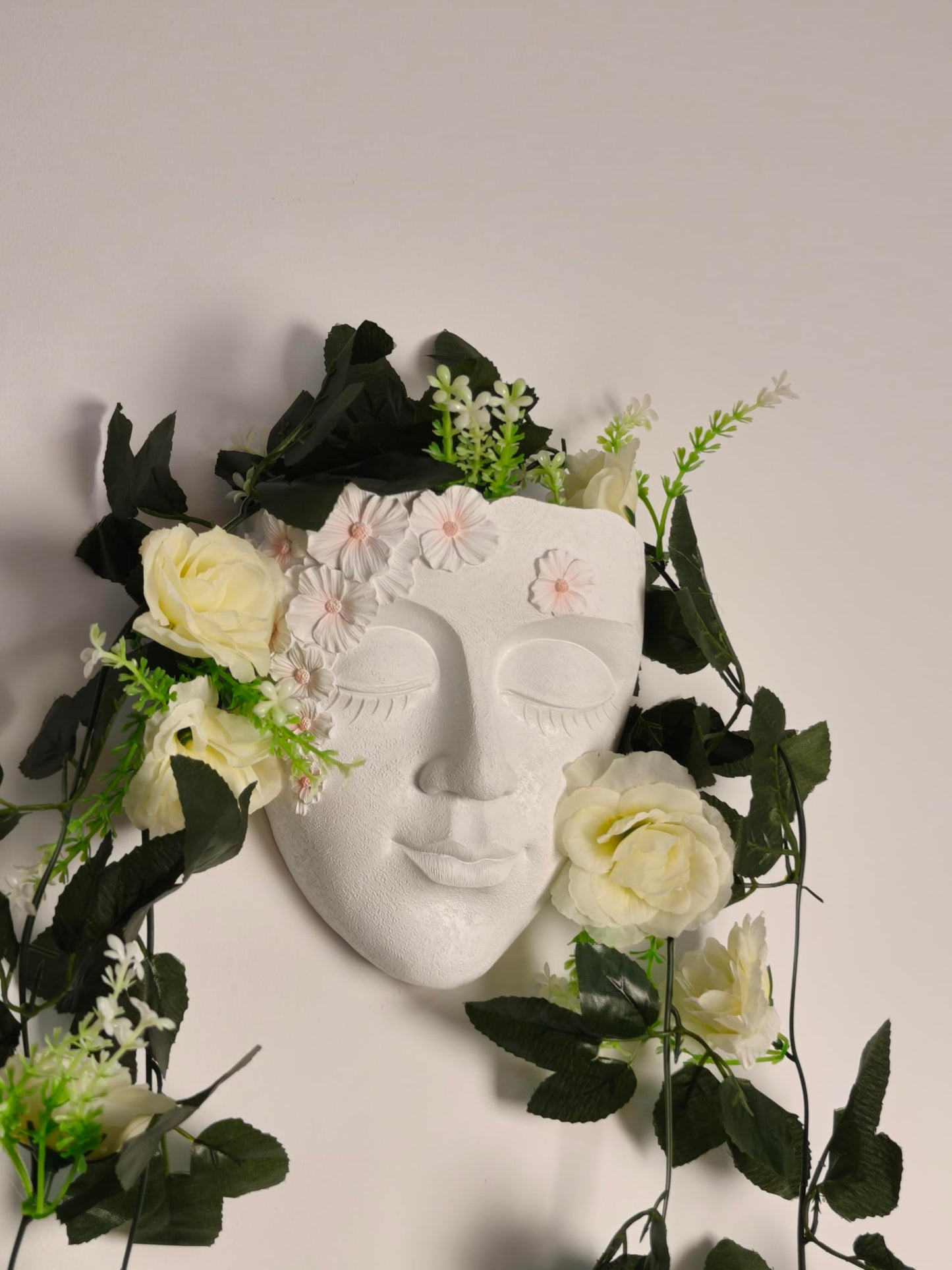 Face Shape Wall Planter Elegant White Resin Wall-Mounted Head Pot with Drainage Hole Unique Small Vase Holder for Succulents, Hanging Plants & Home Decor Beautiful Gift for Plant Lovers