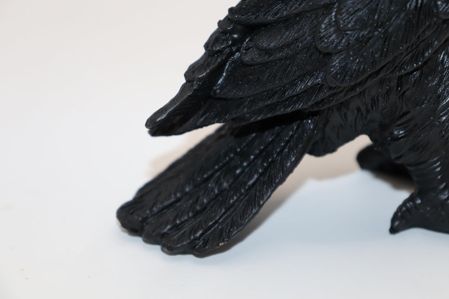 Gothic Crow Light Holder Halloween Candle Holder, Fake Raven Tealight Holder with Skull Base, Resin Statue for Indoor Spooky Home Decor