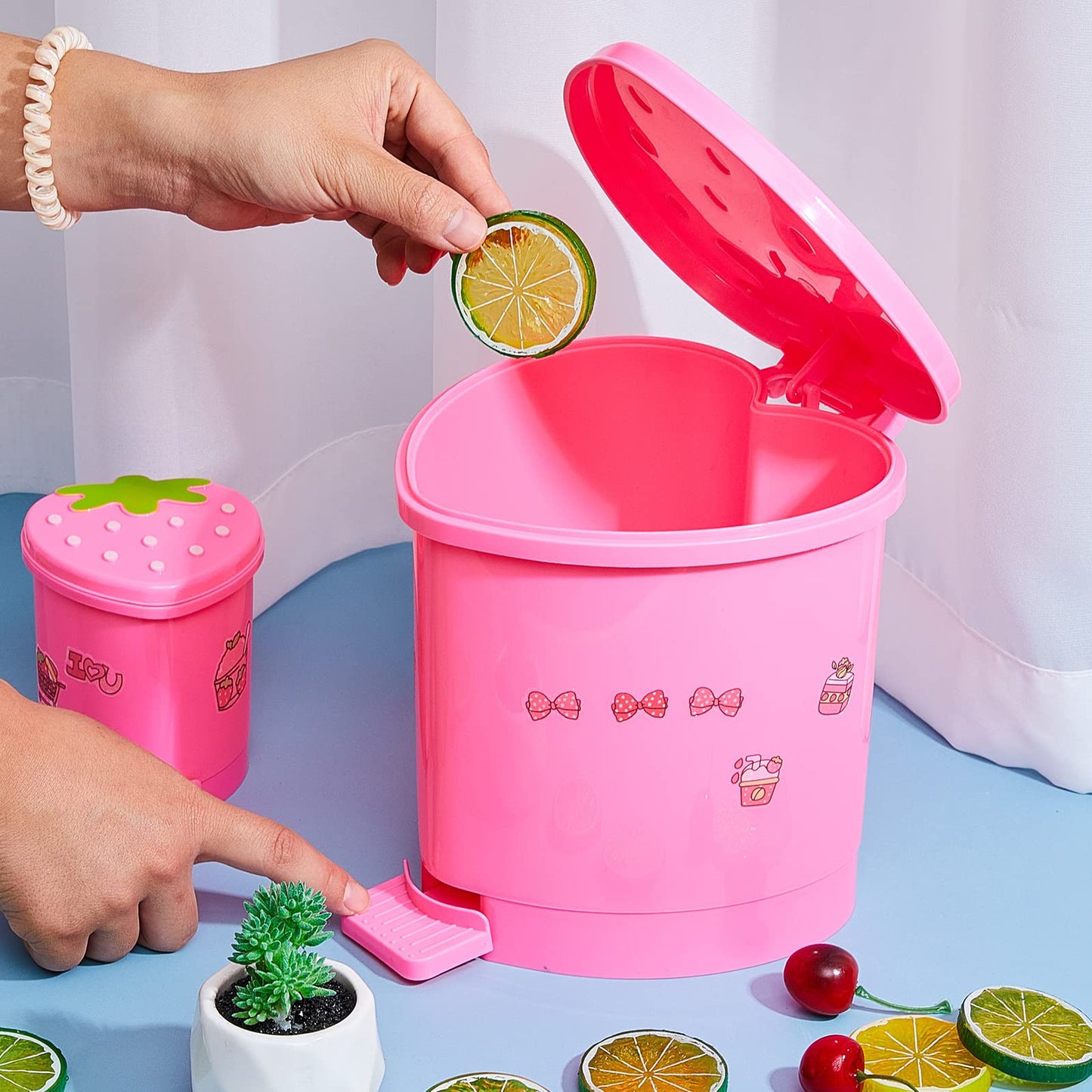 Tessco for you 2 Pieces Strawberry Desk Trash Can Cute Mini Countertop Trash Can with Lid Kawaii Small Garbage Plastic Waste Bin with Sticker for Car Office Home Bedroom Bathroom Kitchen Decor(Pink)