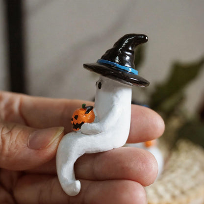 Hikiwin 3Pcs Halloween Ghost Figurine, Cute Spooky Resin Statue, Mini Ghosts Decorations for Gift, Funny Little Ghost Statue for Tabletop Home Decor, Halloween Decorations Indoor