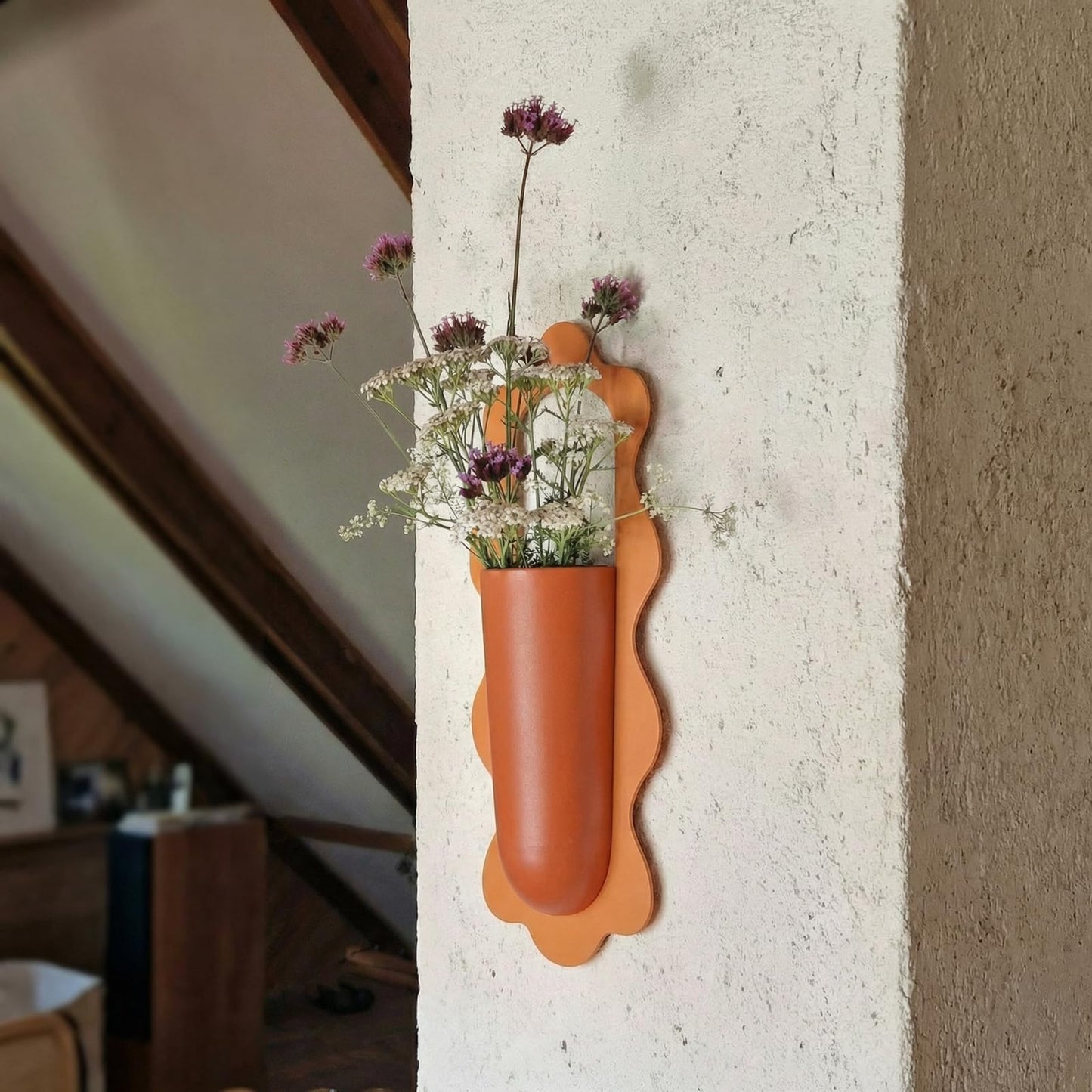 AimtoHome Metal Wall Planters Set of 2, Retro Wavy-Edge Hanging Vases - Orange & Green Red Iron Wall-Mounted Planters for Indoor Plants, Flowers & Home Decor (Living Room, Bedroom, Bathroom)