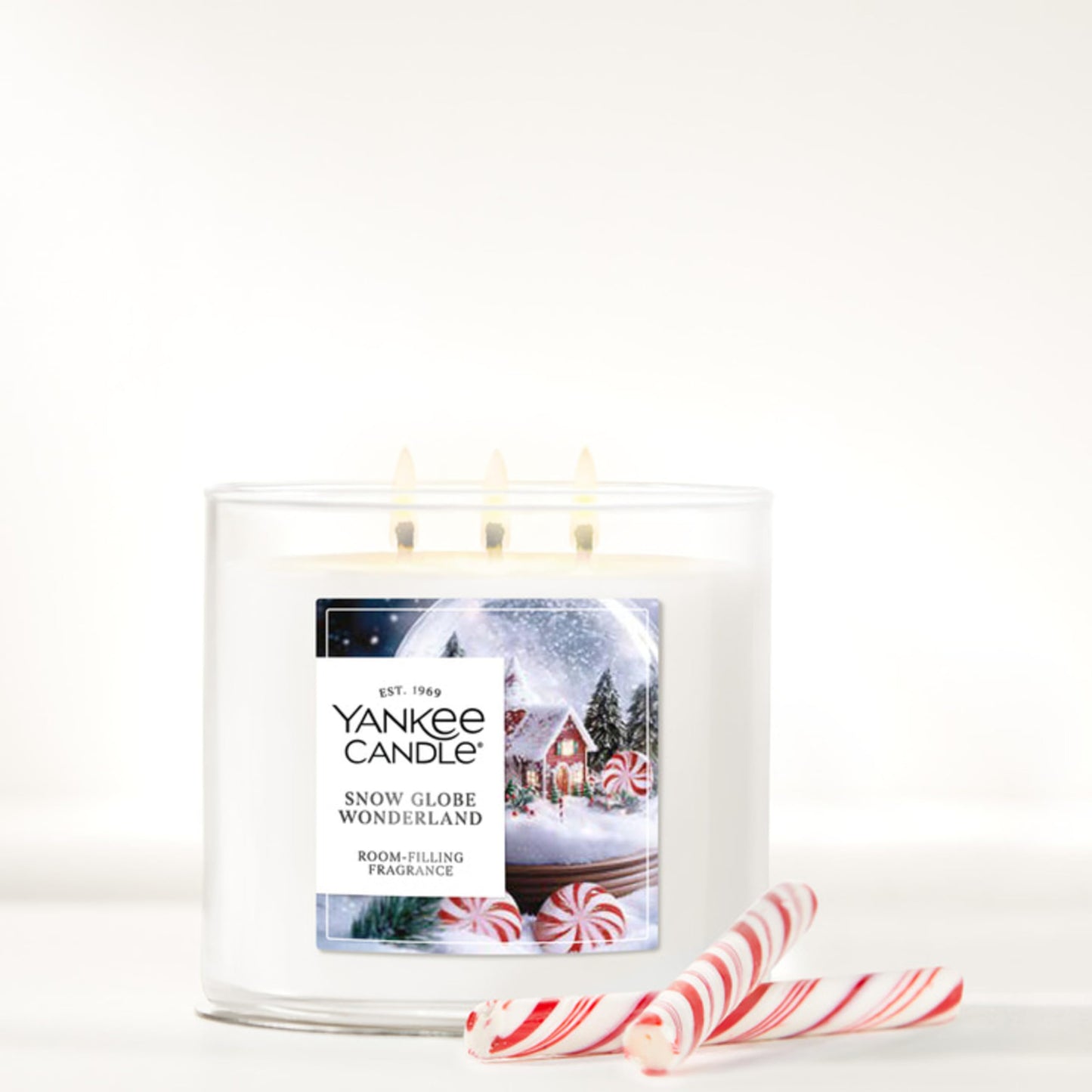 Yankee Candle Snowglobe Wonderland, Scented Candle, 14.5oz 3-Wick Candle Jar with up to 40 Hours Burn Time