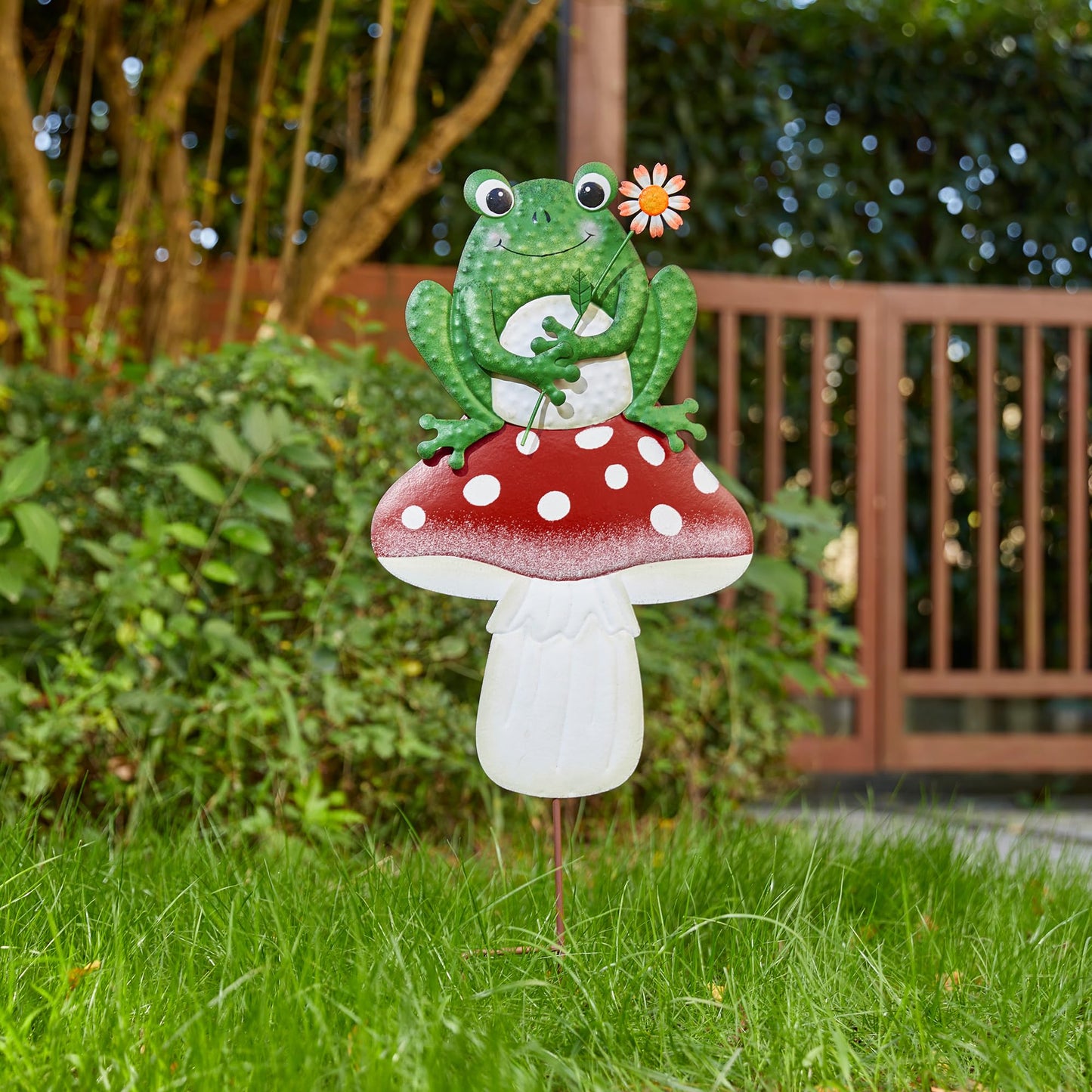 Glitzhome Mushroom and Frog Garden Yard Stake, 30 ”H Metal Stacked Yard Patio Charming Stake Powder-Coated Vibrant Finish Lifelike 2-in-1 Design Ornament Detachable Lawn Wall and Floor Decoration