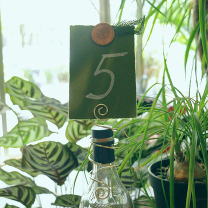 CNglam Wine Bottle Place Card Holders Wedding Table Number Holder Gold Metal Wire Photo Holder for Wine Festival Harvest Wine Weekend Vineyard Inspired party Table Number Sign(6 PCS)