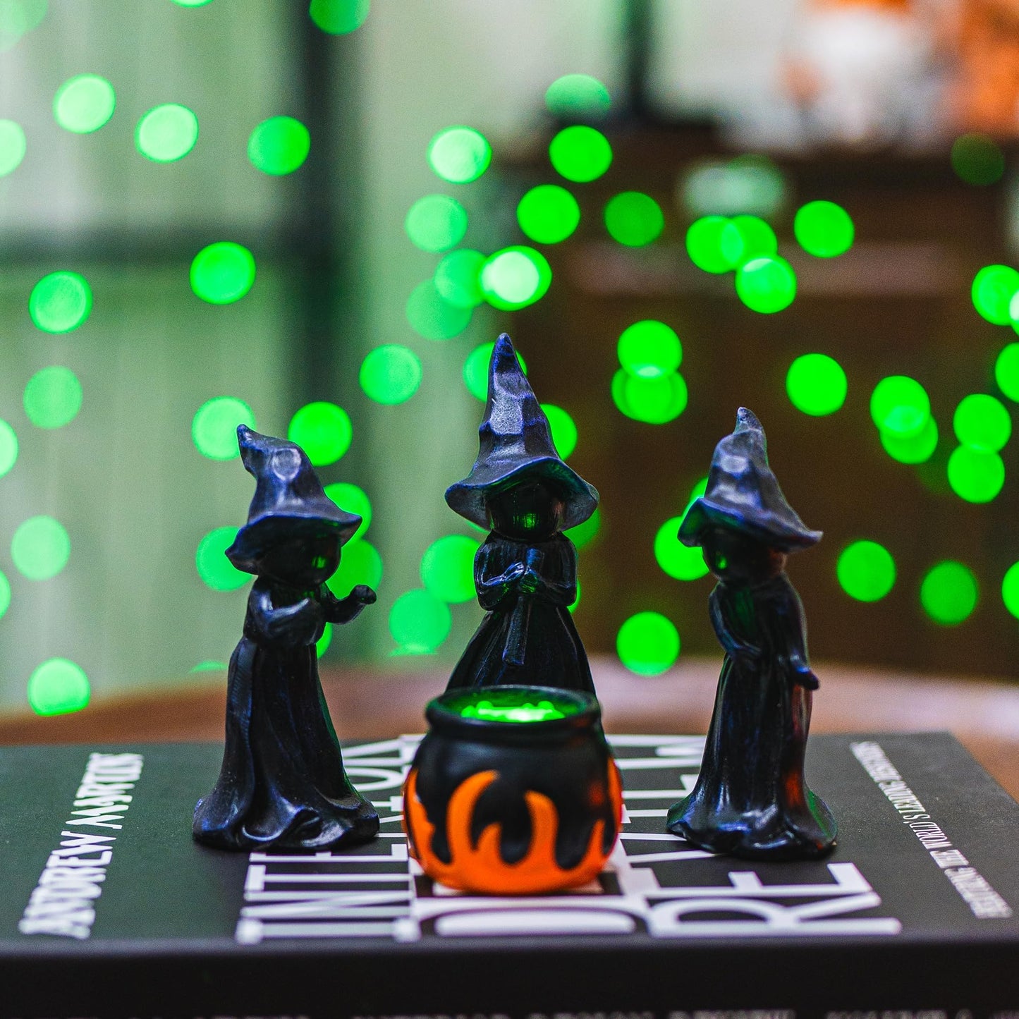 NEROSUN 4 PCS Halloween Miniature Witches Cauldron Figurine Table Decoration, Resin Scary Witches Lighted up Cauldron, Halloween Festival Supplies Indoor Outdoor Shelf Fireplace Home Decor