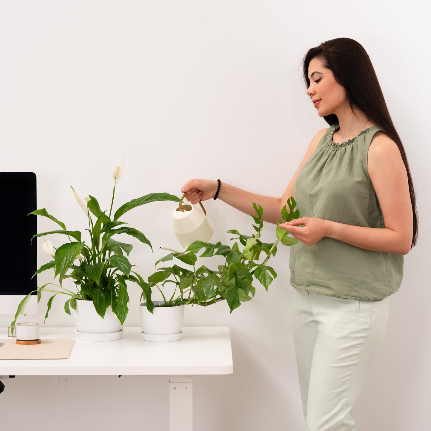 Kin 'n' Kind Set of 2 Minimalist Plant Pots (6.5" & 5.5") – Modern Indoor Planters with Drainage & Saucers & Plugs – Durable Eco-Conscious Composite, Indoor/Outdoor - Ventura Mist White