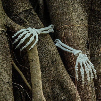 AOFOX Halloween Realistic Skeleton Stakes Zombie Ghost Arm Stake Severed Plastic Skeleton Hands Yard Signs for Lawn Stakes Garden Halloween Props Decoration(10 Pcs White)