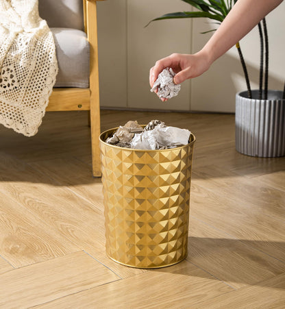 Venalys Small Round Metal Trash Can Wastebasket, Decorative Diamond Pattern Garbage Can Waste Paper Bin, Modern Farmhouse Round Trash Bin for Bathroom, Bedroom, Kitchen and Office (Gold)
