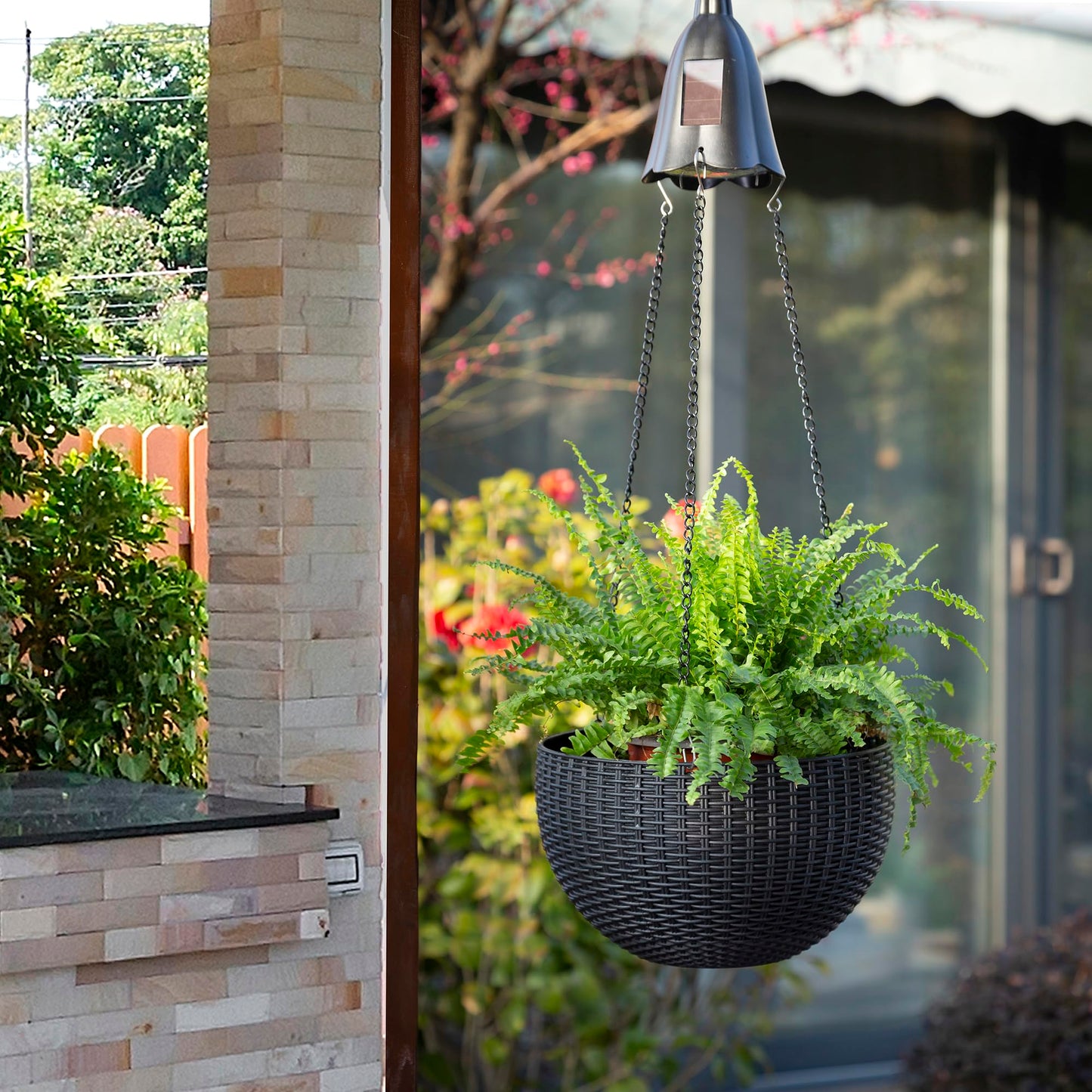 Glitzhome 30" H Plastic Hanging Planter with Solar Lights, Black Plant Basket Hanger with Chain for Outdoor Indoor Plants