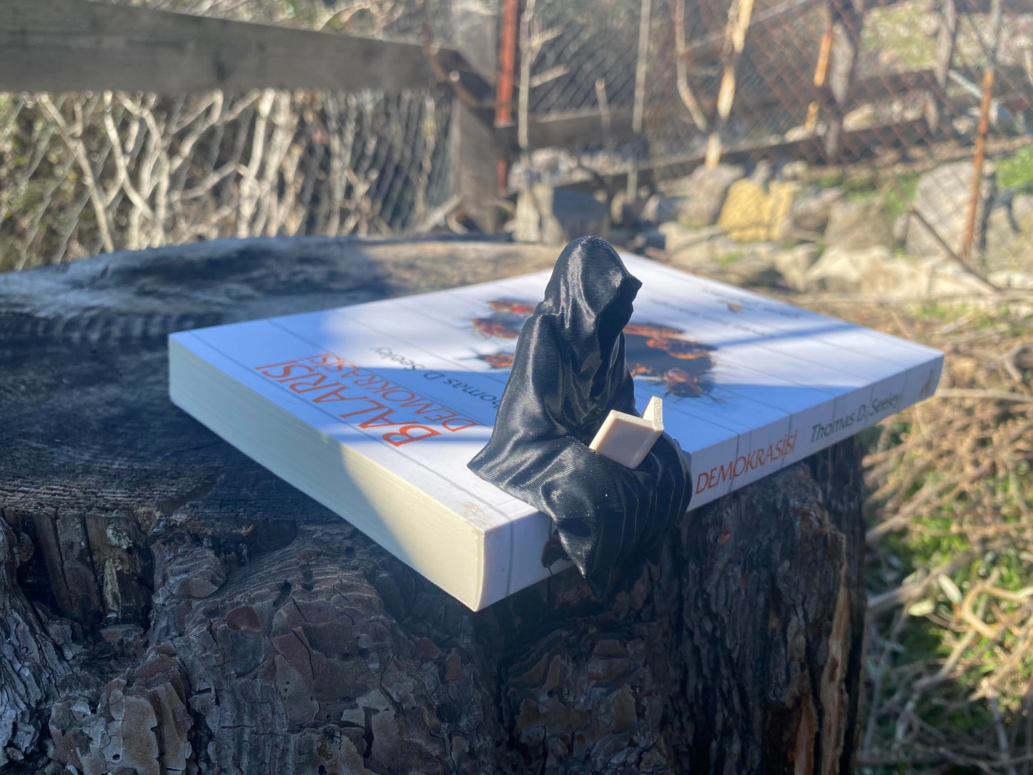 Sitting Ghost Figurine Reading a Book – Suriel ACOTAR Inspired Decoration | Unique Fantasy Home Decor For Book Lovers
