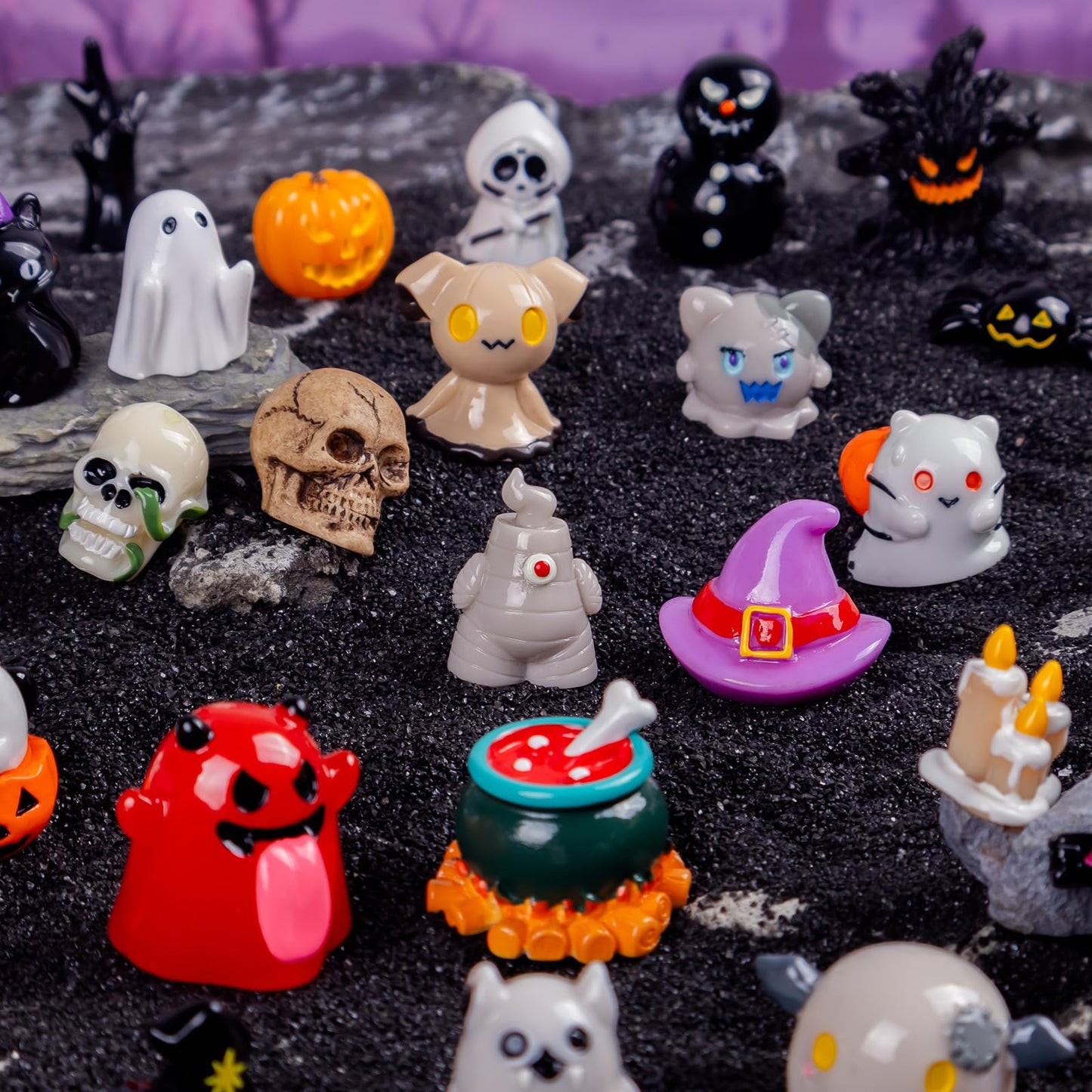 Nerfcareani 50pcs Halloween Mini Resin Figurines for Crafts Tiny Miniature Figures to Hide Pumpkin Ghost Skull Miniatures Bulk for Halloween Party Favors Table Idoor Bag Fillers Garden Dollhouse Decor