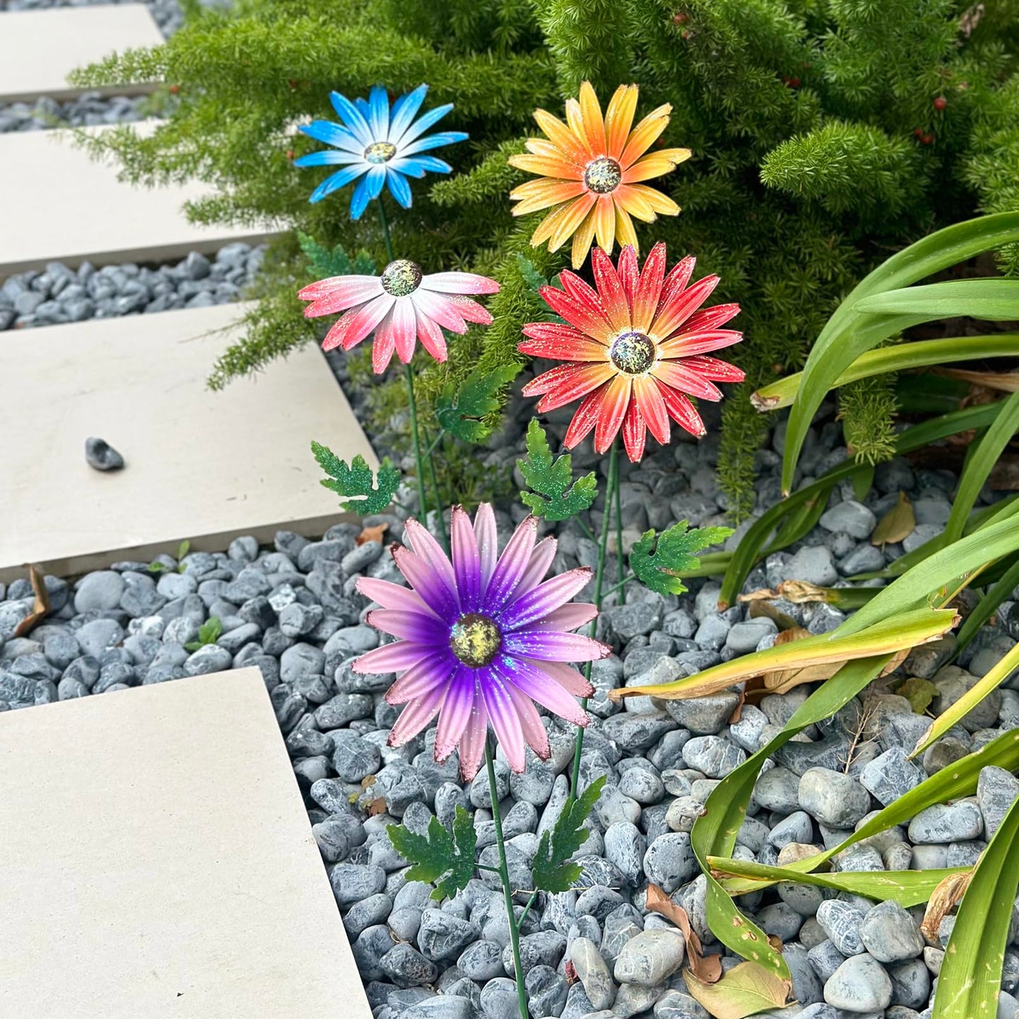 WKHOMEDECO Metal Flowers for Outside, 4 Pack Decorative Garden Stakes with Spring Design, 16.5 Inch Handmade Iron Outdoor Metal Garden Decor, Flickering Daisy Yard Art for Patio Lawn