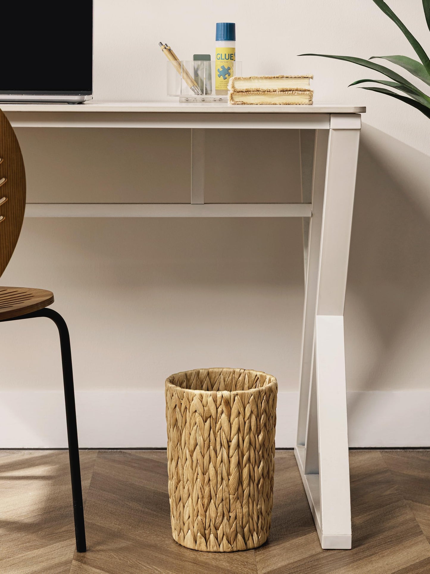 UBBCARE Wicker Trash Can, Small Waste Basket for Bathroom Office Bedroom, Water Hyacinth Trash Bin, Round 2 Gallon