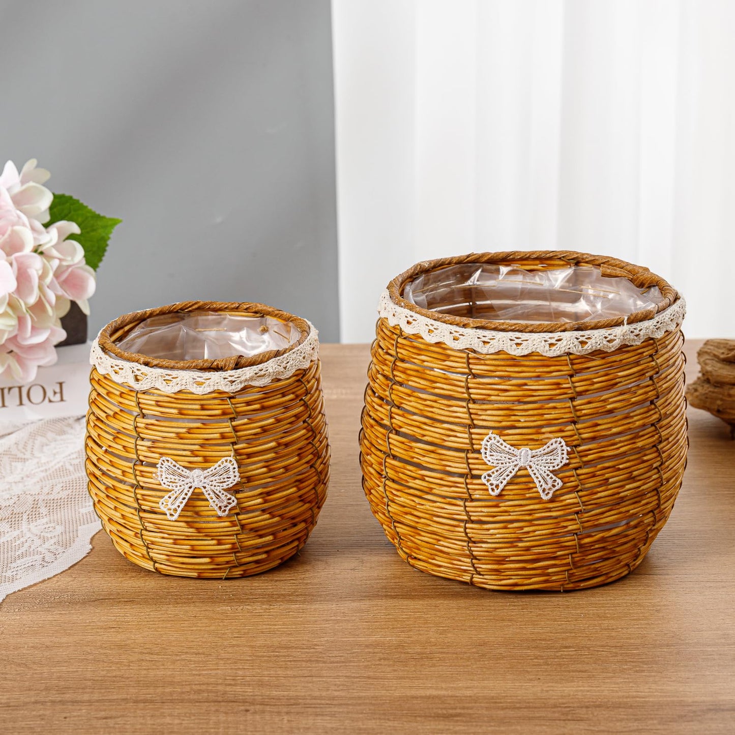 THY COLLECTIBLES Set of 2 Woven Wicker Planter Baskets with Plastic Lining and Bow Accent, Multipurpose Storage for Plants Indoor or Outdoor, Flowers, Toys Rustic Farmhouse Containers (Natural)