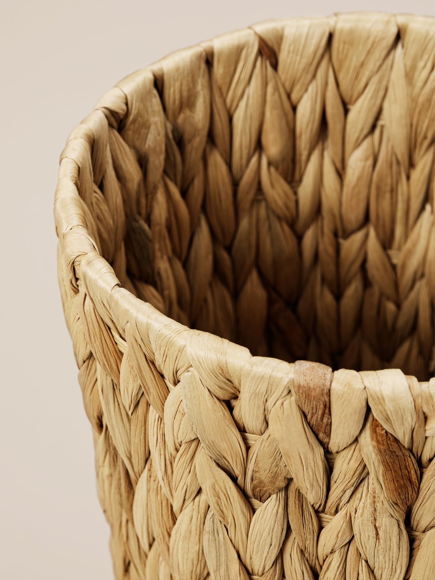 UBBCARE Wicker Trash Can, Small Waste Basket for Bathroom Office Bedroom, Water Hyacinth Trash Bin, Round 2 Gallon