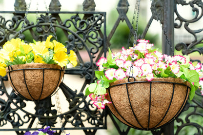 Kingbuy 8" Metal Hanging Plant Baskets with Coconut Liner (2 Pack) - Farmhouse Wire Planters Flower Pots for Plants Ferns Indoor Outdoor Balcony Patio Garden Decoration