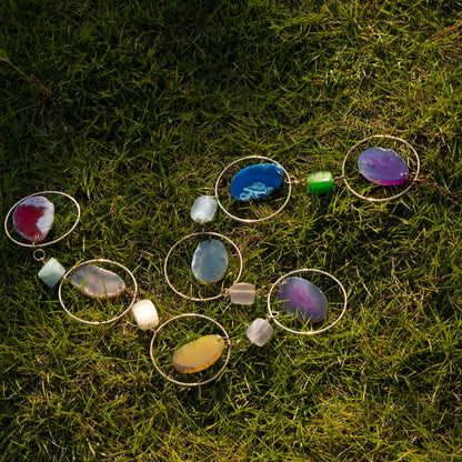 Chakra Agate and Crystal Gemstone Decor Natural Raw Stones Hanging Ornament, Handmade 7 Chakra Healing Crystal Decoration for Home Window Entryway Hallway Feng Shui Yoga Meditation Car Handmade Gift