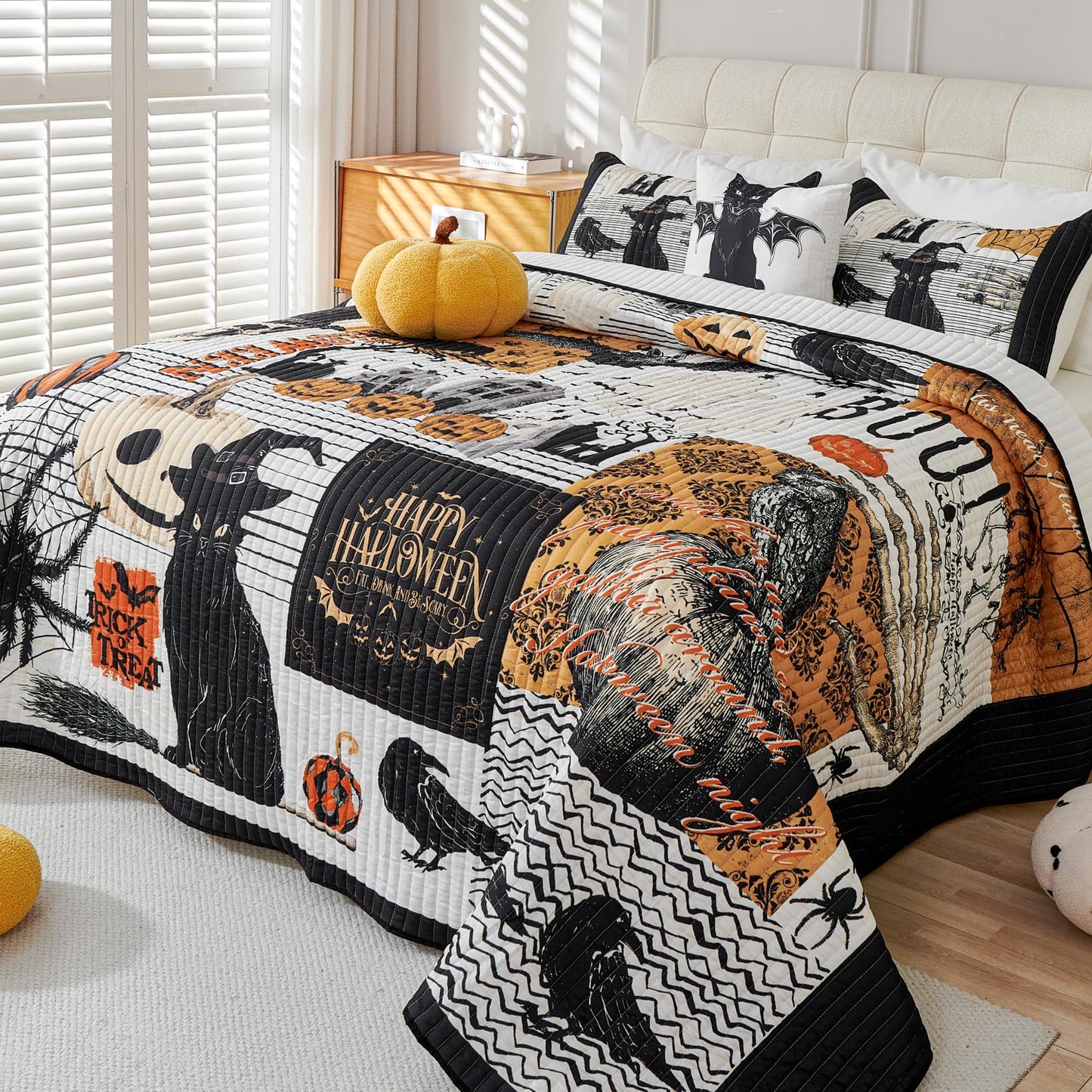 EVENHUG Halloween Theme King Size Quilt Bedding Set with 3 Pillow Shams Lightweight Soft Bedspread Coverlet Halloween Holiday Bed Cover for Bedroom Home Decoration (4 Pieces)