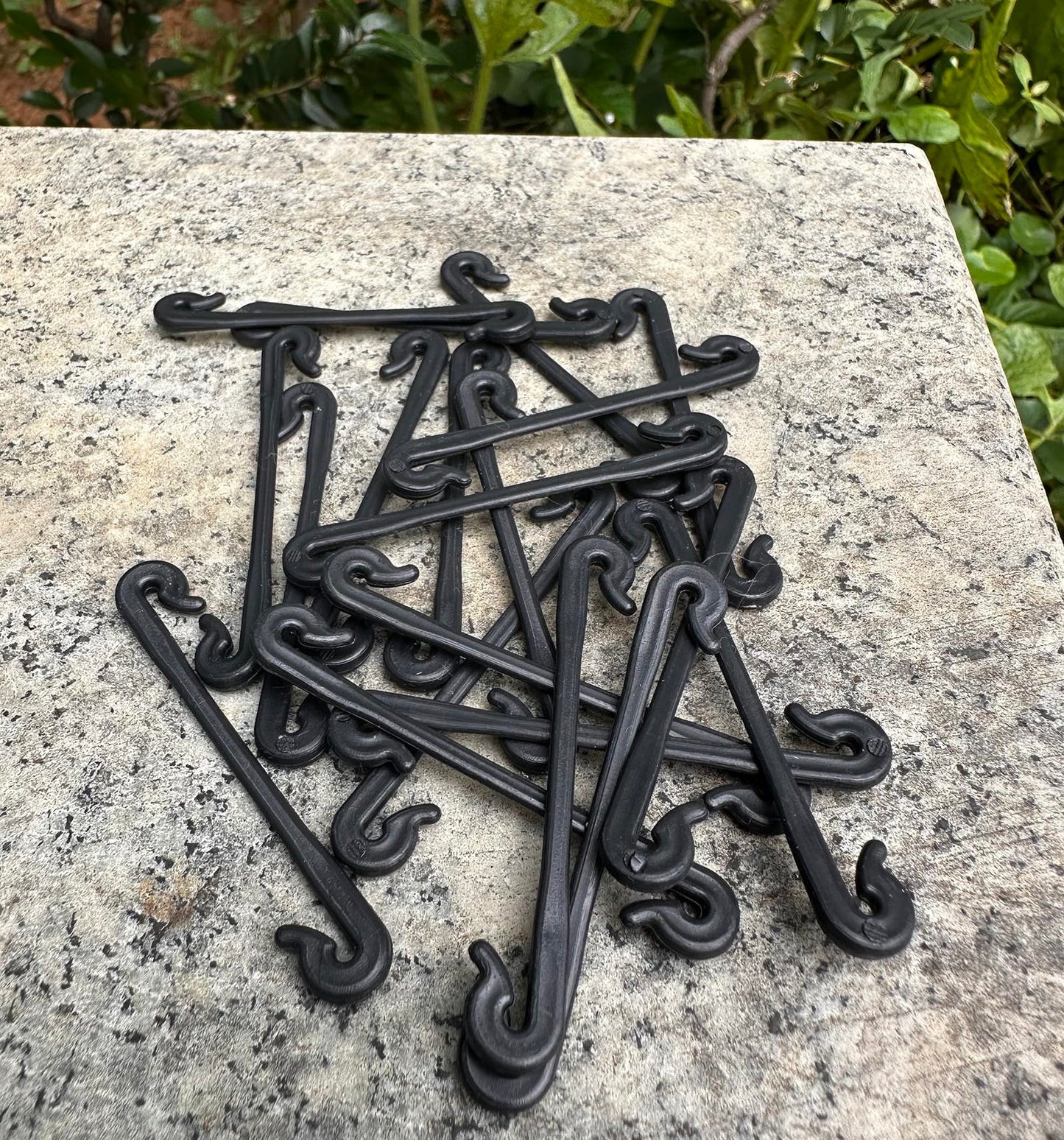 300PCS Grape Vine Trellis - Organize Support Raspberry Canes Grape Grapevines Kiwi Grape Stem Vine Clips Grape Ties Garden Plant Support Clips Holder Fruit Buckles Hooks Training Grow Ties