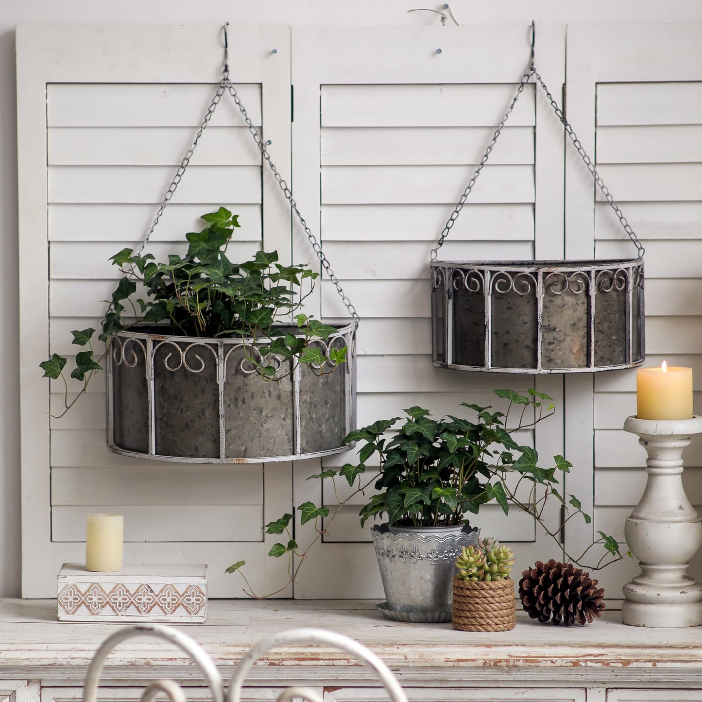 SOFE Farmhouse Galvanized Metal Hanging Planter Basket Set of 2, Unique Hanging Plant Pot Indoor Outdoor, 14 Inch/12inch Flower Pots Holder with Chain Hook, Home Garden Patio Decor