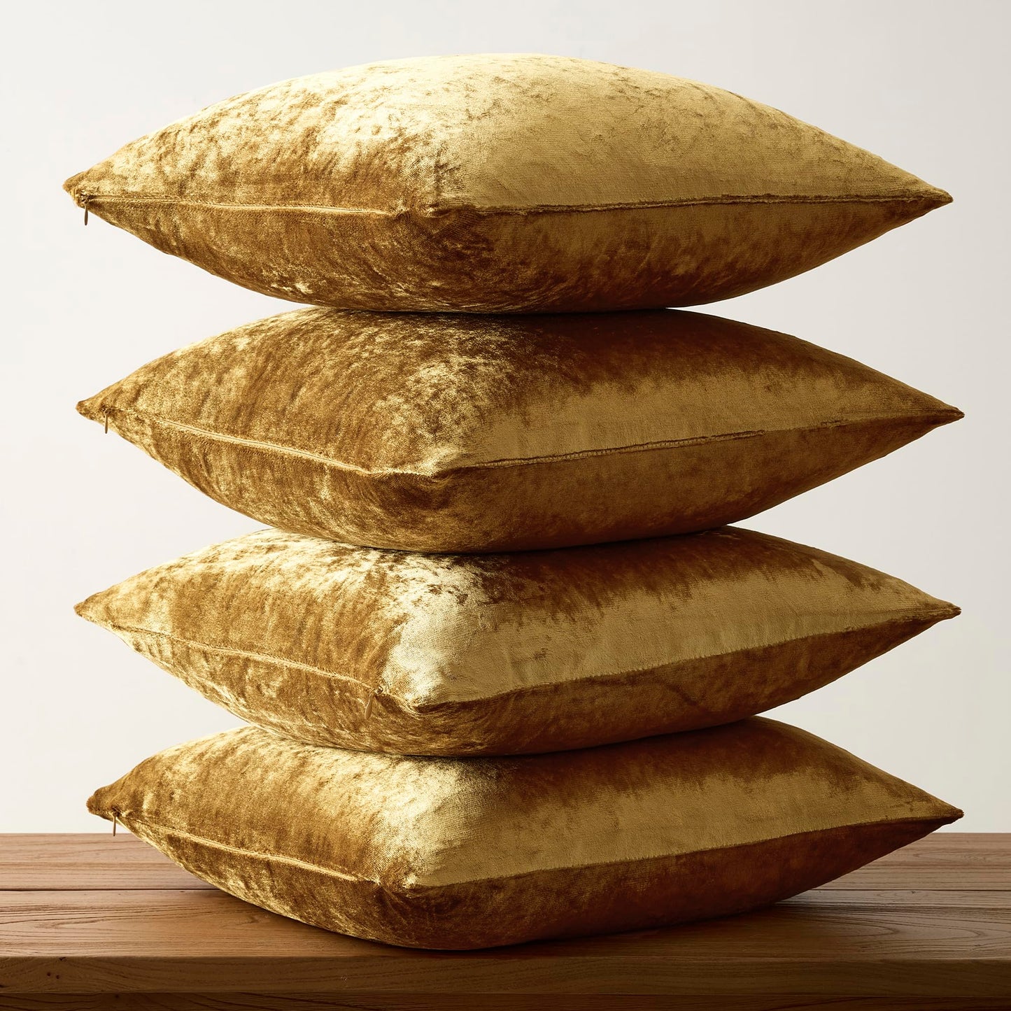 GIGIZAZA Velvet Gold Pillow Covers 18x18，Pack of 4 Decorative Throw Pillow Soft Covers Square Couch Pillow Modern Covers Living Room Luxury Cushion Covers
