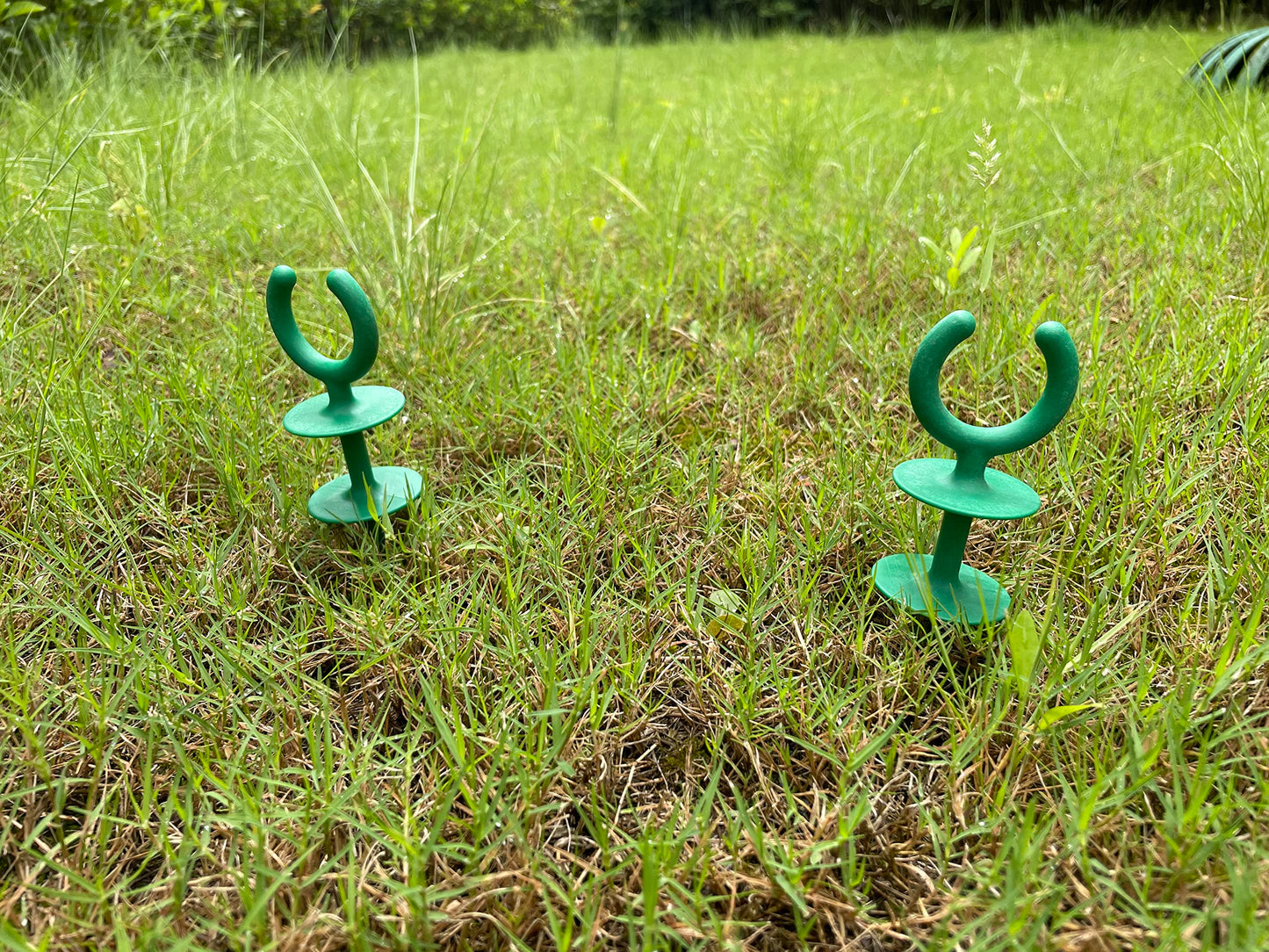 WIBBLESOX 20 Pcs Green Garden Hose Guide Stakes Holiday Lights Holder Light Duty High Toughness Plastic Nails Tools for Garden Yard Plant Protection (20)